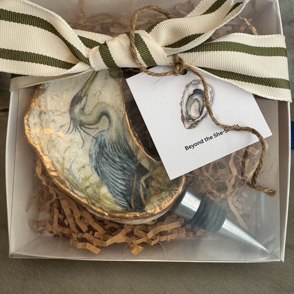 Handmade Oyster Decoupage Heron Wine Stopper with Gold Accents - Picture 7 of 10